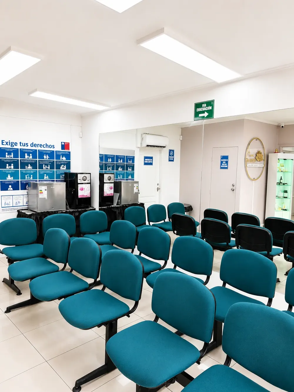 Sala de espera amplia del centro médico Salute Vitam en Padre Hurtado