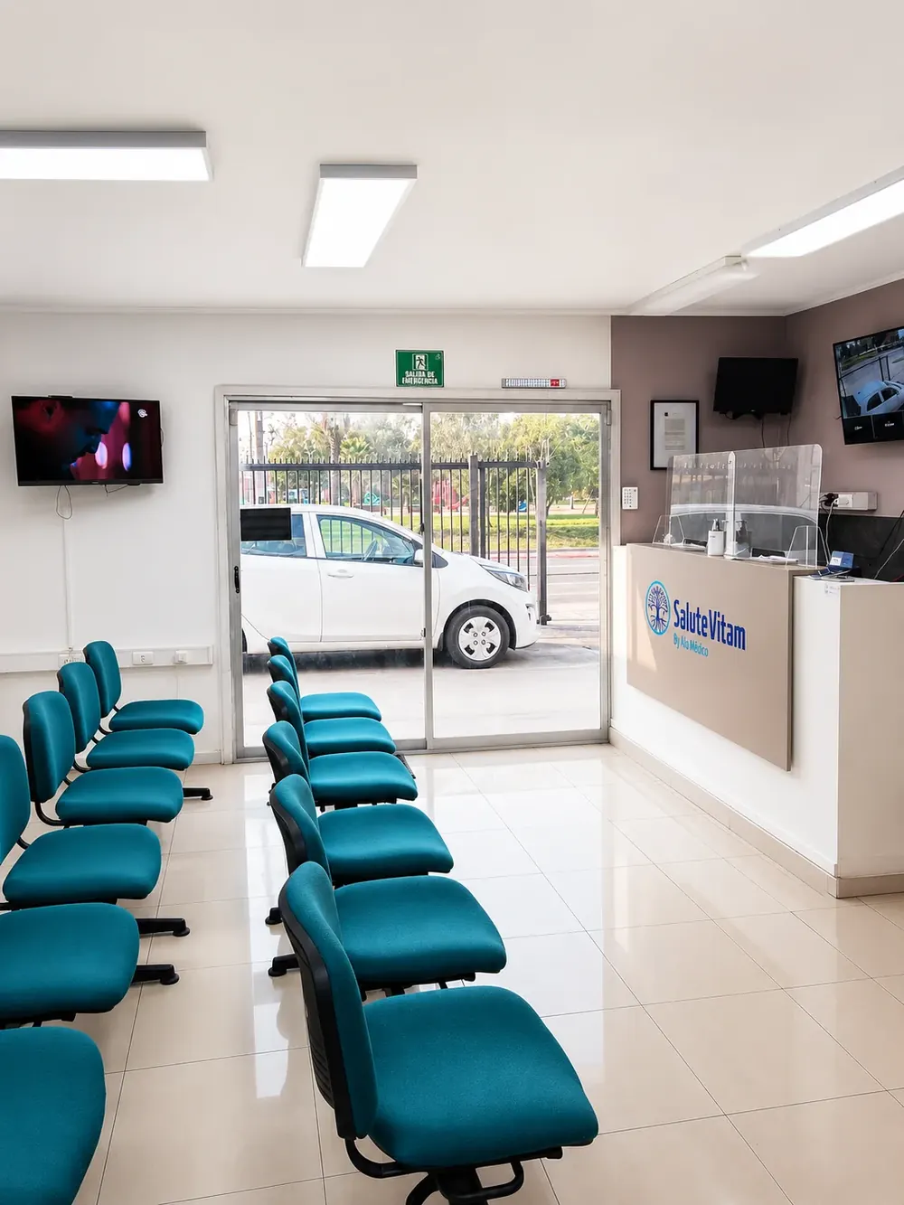 Sala de espera del centro médico Salute Vitam en Padre Hurtado